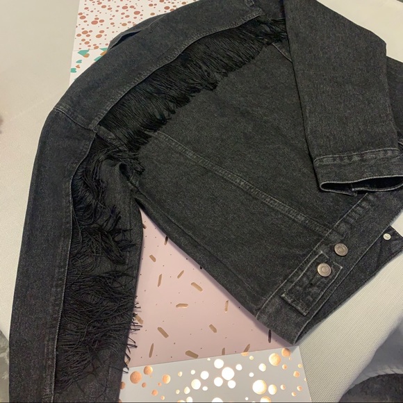 Levi’s Fringe Trucker Denim Jacket - Picture 4 of 12